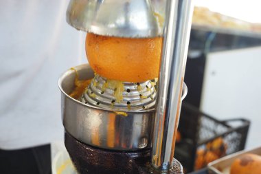 Sulu portakallar sabahları pazarda taze sıkılmış oluyor..