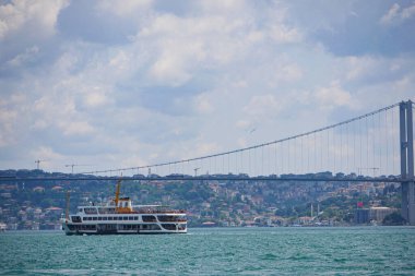 İstanbul 'da köprüsü olan bir feribot su üzerinde seyahat ediyor..