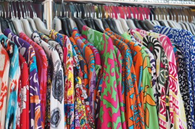 Parlak renkli gömlek dizileri bir dizi yaz stili sergiliyor.