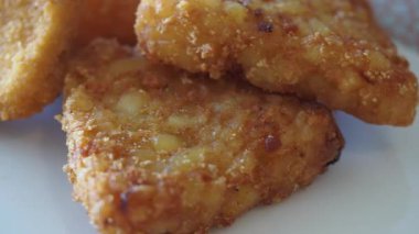 Yaz pazarında taze yapılmış mısır parçalarının tadını çıkarın..