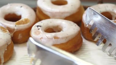 Müşteriler için hazırlanmış taze kremalı çörekler..