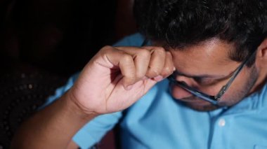 Odaklanmış bireyler sakin bir ortamda düşünceli bir yansımaya kapılırlar..