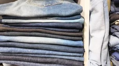 Dükkandaki kot yığını.