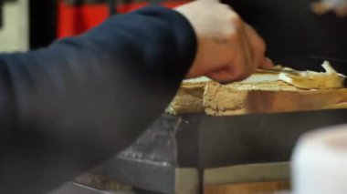 Kızarmış ekmek dikkatle ve dikkatle ızgarada hazırlanıyor..