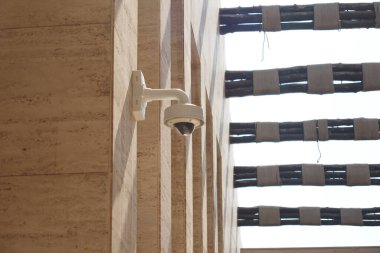 Modern bir yapıya yerleştirilmiş kamera gündüz faaliyetlerini yakalar.