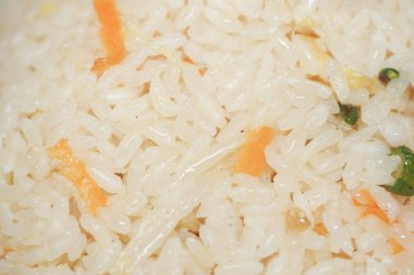Canlı renkler ve dokular gösteren sebzeli kızarmış pirinç..