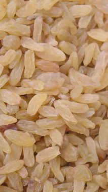 Bir kabın içinde altın kuru üzüm yığını ,