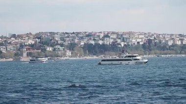 İki tekne Istanbuls 'un manzaralı sularında süzülüyor, şehri aydınlatıyor..