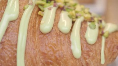 Canlı fıstıklı kremayla süslenmiş bir kruvasana yakından bakın..