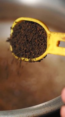 Kahve telveleri demlenirken zengin aromanın tadını çıkarın..