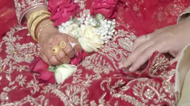 Güzel elbiseler ve çiçeklerle neşeli bir düğünü kutluyoruz..