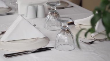 Konuklar için gümüş çatal bıçak ve cam eşyalar ile güzel düzenlenmiş masa dekoru hazır..