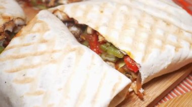 Taze malzemelerle dolu ambalajlı lezzetli bir deneyimin tadını çıkarın..