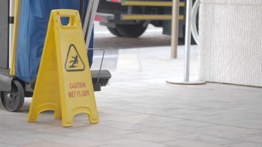 Dikkat işareti, yakınlarda temizlik sırasında ıslak bir zemin olduğunu gösteriyor..