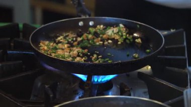 Ocakta yüksek ısıda sebze pişirmek..