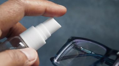 Bir sprey şişesinin temiz gözlük camı nasıl kullanılacağını. .