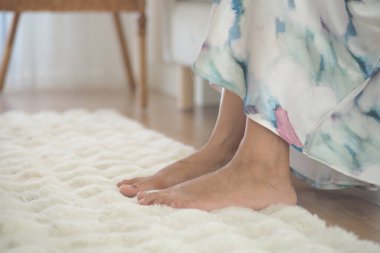 Sıcak ve davetkar bir ortamda pofuduk bir halının üzerinde dinlenen ayaklar..