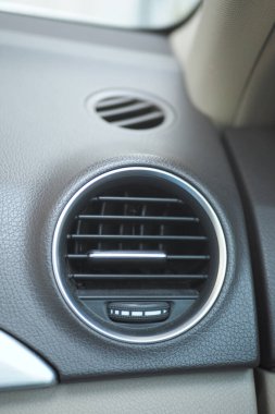 Pürüzsüz tasarımını vurgulayan bir araba klimasının yakın plan görüntüsü..