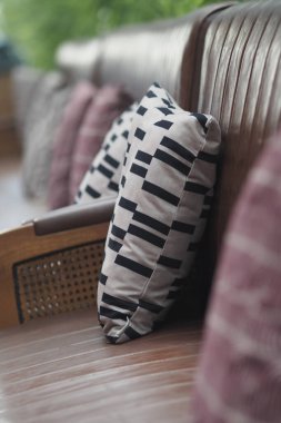 Modern desenli döşekler, sakin bir bölgedeki ahşap bir bankta dinleniyor..