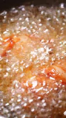 Sıcak yağda cızırdayan balık filetoları ağız sulandırıcı bir koku ve ses yaratır..