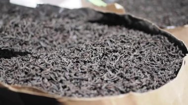 Yerel bir markette toplanan siyah çayın hareketli dünyasını keşfedin..