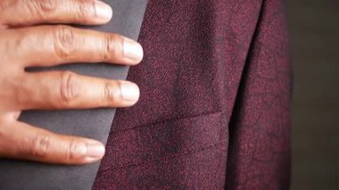 Mükemmel uyacak şekilde ayarlanmış özel dikim bir takım elbise..