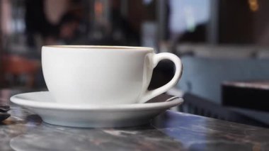 Büyüleyici bir kafe ortamında dinlenirken sıcak bir içki içmek..