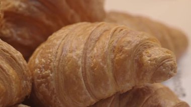 Sıcak kruvasanlar taze pişmiş ve kahvaltıda yenmeye hazır..