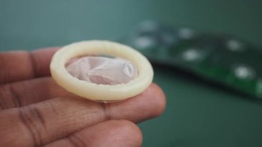 Güvenliği sağlamak için prezervatif kullanmanın temel ipuçlarını keşfedin.