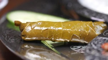 Türk mutfağında üzüm yaprağı sarma sanatını keşfedin.