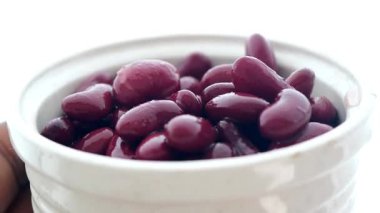 Böbrek fasulyeleri mutfakta besleyici tarifler için hazırlandı..