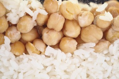 Pofuduk beyaz pirinç ile karıştırılmış nohut yakın çekim görüntüsü..