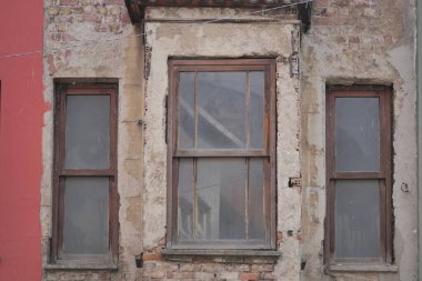 Pencerede boyalı ve yıpranmış odunlar var..