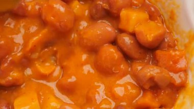 Canlı malzemelerle dolu doyurucu fasulye güvecinin tadını çıkar..