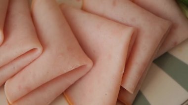 Yemekler için hazırlanmış et dilimlerinin yakın plan görüntüsünün tadını çıkarın..