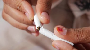 Yakın plan çekimde sigara kırıyorum. .