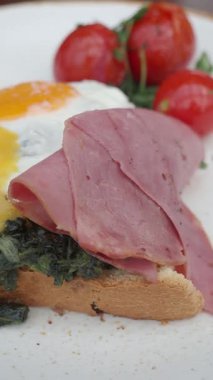 Yumurta, jambon ve domatesli lezzetli bir kahvaltı yapın..