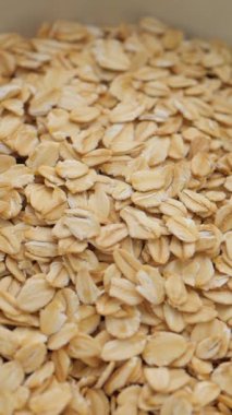 Bir yığın çiğ yulaf, besleyici yemek ve atıştırmalıklar için hazırlanmayı bekliyor..