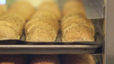 Sıcak, aromatik ruloların sıcacık bir fırında pişirilmesinin tadını çıkar..