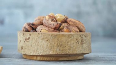 Tahta bir kasede sağlıklı bir atıştırmalık için kaju fıstığı servis edilir..