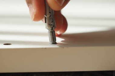 Mobilyaları Metal Bağlayıcısı ile Birleştirme Yakınlaşması.