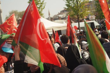 Türkiye İstanbul 20 Nisan 2025, Türk ve Filistin bayraklarıyla protesto yürüyüşü.