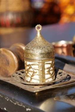 Gün ışığında bir zanaatkar pazarında ayrıntılı pirinç süslemesi sergilendi.