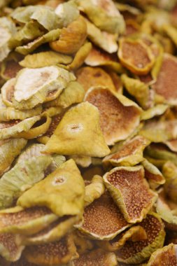 Bir market tezgahında üst üste yığılmış renkli incir dizisi.