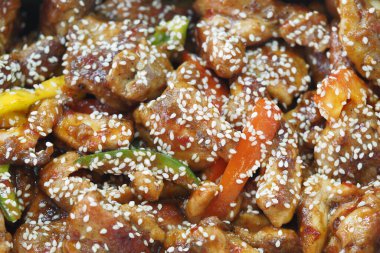 Sebzeli ve susamlı kızarmış tavuk..