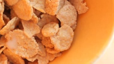 Kahvaltı kasesi gevrek gevrek gevrekleri ve taze sütle dolu..