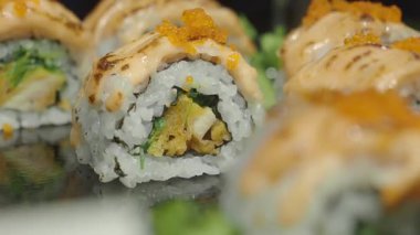 Özenle hazırlanmış taze suşi rulolarının tadını çıkarın..