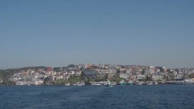 Sahil şeridi boyunca sakin bir tekne ve canlı binaların keyfini çıkarın..