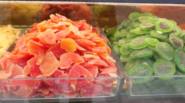 Markette satın alınabilecek canlı kurutulmuş meyve seçimi.