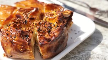 Sıcacık, susam tohumlu yumuşak hamur işi, taze pişmiş ve servise hazır..